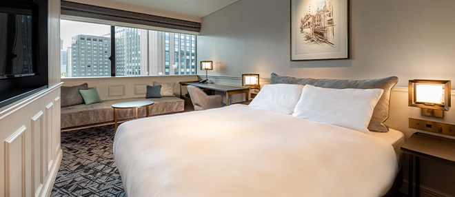 Open-feeling guest rooms