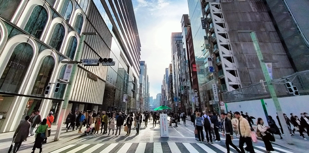 Leave your luggage and go shopping