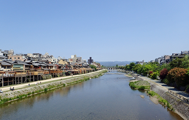 鴨川(川床) Kamo River (riverside)