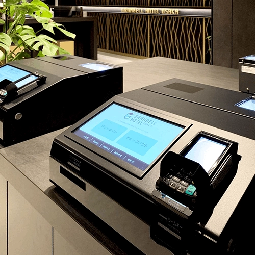 Save time with automated check-in machines. Pre-payment by credit card makes it even smarter and more economical.
